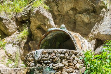 Taş altun Arashan, Kyrgyzst doğal sıcak su ile küvet