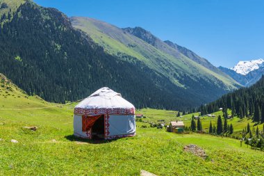 Kırgızistan dağların beyaz Yurt. 