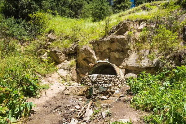 Wanna kamień naturalny gorącą wodą w Altyn Arashan, Kyrgyzst — Zdjęcie stockowe