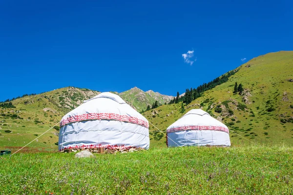 İki beyaz yurts Kırgızistan dağlarında. 