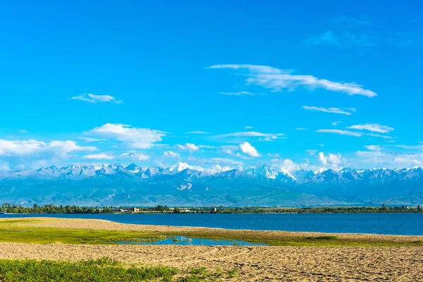 Pier-Karakol, Kırgızistan yakınındaki göl Issyk-Kul. 