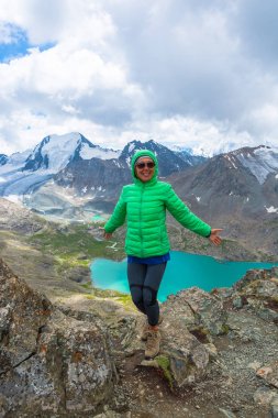 Bir kadın karla kaplı dağ bir arka plan karşı duruyor