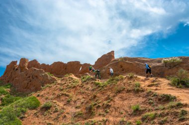 Peri masalı, Kırgız kanyonda tepeye turist bir grup