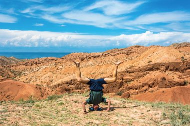 Bir adam asanas dağlar kanyonda peri masalı, Ky gerçekleştirir.
