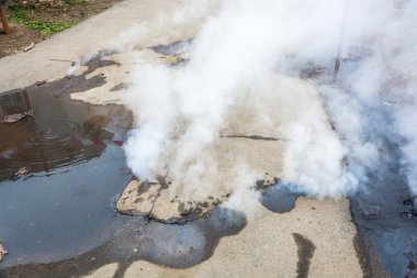 Isıtma sistemleri üzerinde kaza. Çatlaklar beyaz buhar çıkar 