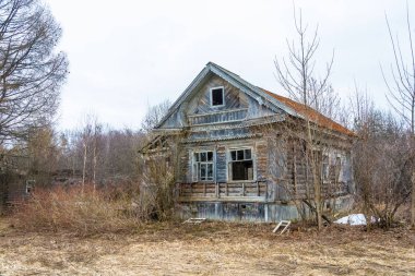 eski ahşap evi terk etti. 