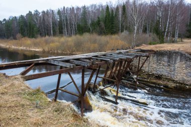 Küçük fırtınalı Nehri üzerinde harap köprü. 