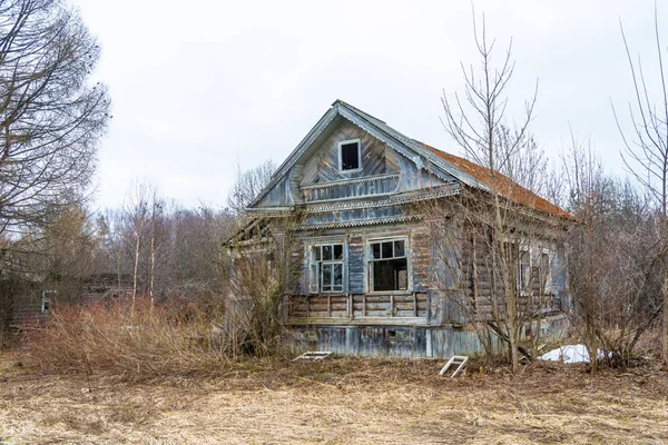 Verlassenes Holzhaus. — Stockfoto