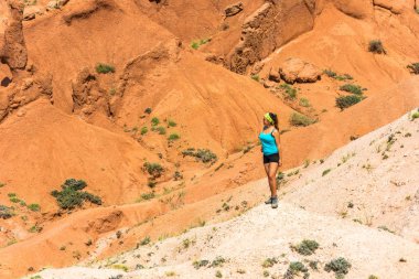 Kanyonun masal, Kyrgyzsta portakal kayalar güzel kız