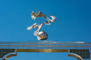 Taşkent, Uzbe artan havaya doğru leylek ile kemer Ezgulik