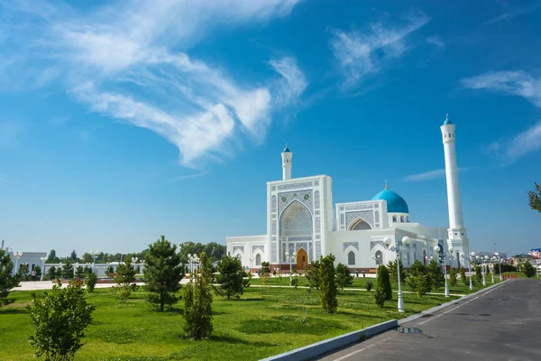 Kleine witte moskee in Tasjkent, Oezbekistan. — Stockfoto