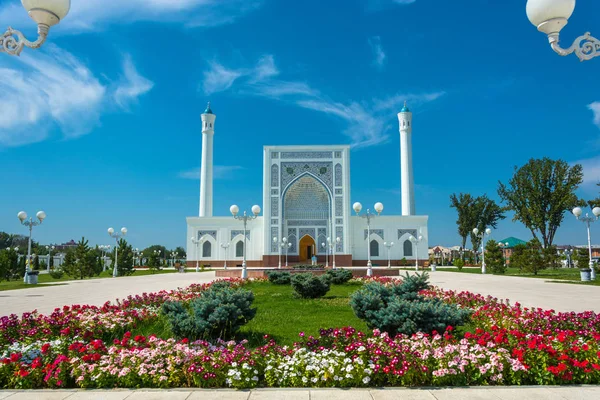 Kleine witte moskee in Tasjkent, Oezbekistan. — Stockfoto