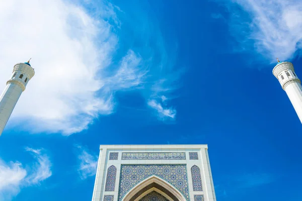 De bovenkant van de minaret van de moskee Minor in Tasjkent, Uzbekist — Stockfoto