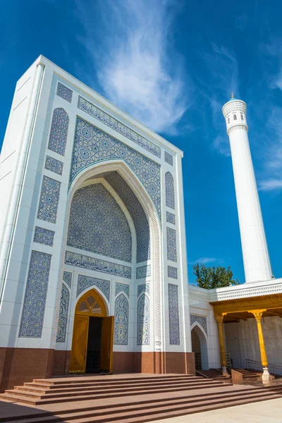 Een fragment van witte moskee Minor in Tasjkent, Oezbekistan. — Stockfoto