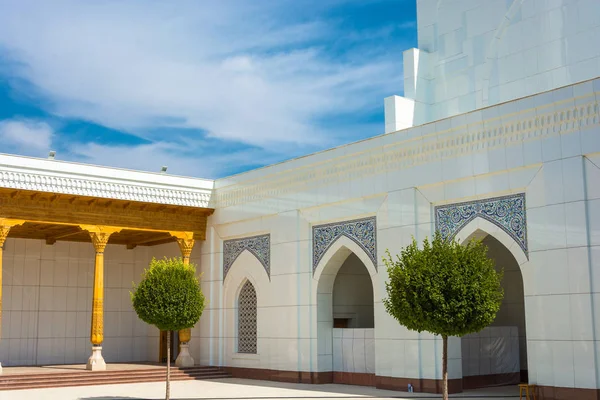 Een fragment van witte moskee Minor in Tasjkent, Oezbekistan. — Stockfoto