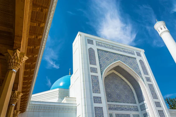 Un fragmento de mezquita blanca Menor en Taskent, Uzbekistán . — Foto de Stock