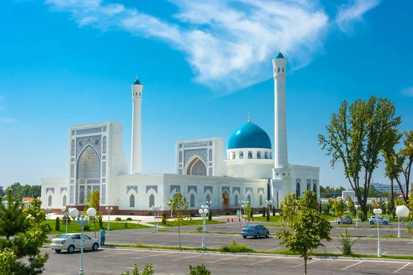 Kleine witte moskee in Tasjkent, Oezbekistan. — Stockfoto