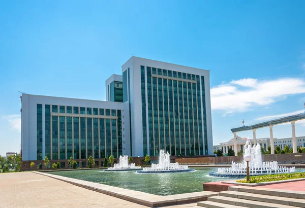 Het gebouw van het ministerie van Financiën in Tasjkent, Oezbekistan. — Stockfoto
