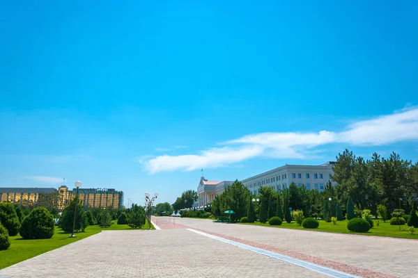 Vista del edificio del Gobierno de Uzbekistán y el Min — Foto de Stock