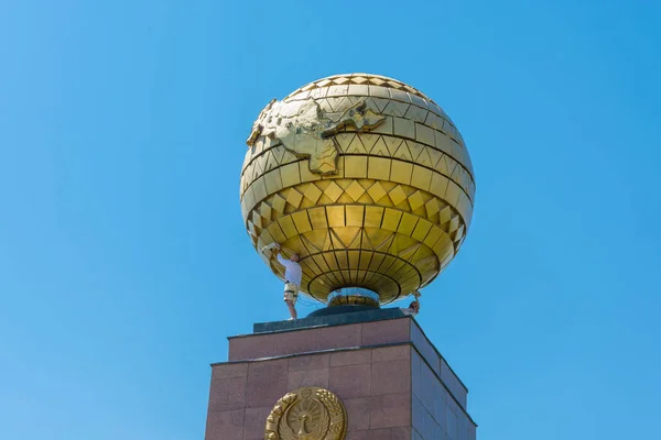 Rengöring av Monument av självständigheten av 17 augusti 2016 i T — Stockfoto