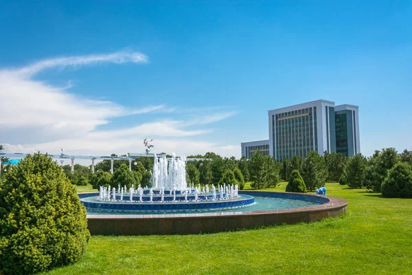 Fontein op het Onafhankelijkheidsplein in Tasjkent, Oezbekistan. — Stockfoto