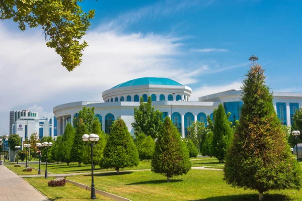 Библиотека имени Алишера Навои в Ташкенте . — стоковое фото