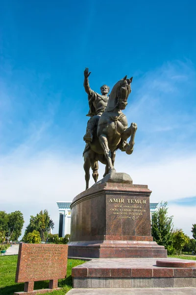 Muistomerkki Amir Timur Tashkentissa, Uzbekistanissa . — kuvapankkivalokuva