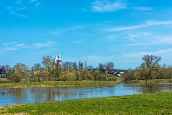 Landelijke omgeving aan de rivier Teza, dorp van Dunilovo, Ivanovo — Stockfoto