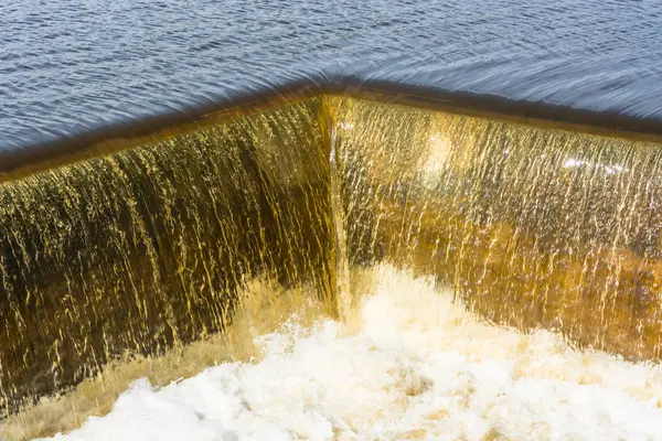 Parede de água caindo e a espuma girando branca . — Fotografia de Stock