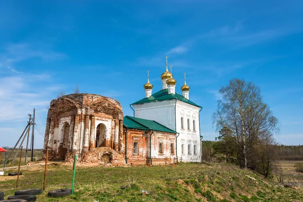 The restoration of the Church of the Resurrection in the village — Stock Photo, Image