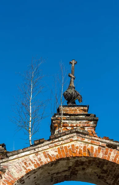 Starý kostel podloubí, zarostlé břízy, Rusko. — Stock fotografie