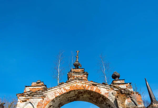 Gamla kyrkan archway, bevuxen med björkar, Ryssland. — Stockfoto