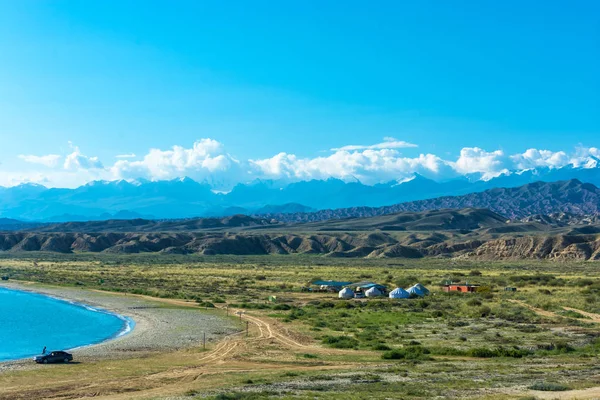 På stranden av sjön Issyk-Kul, Kirgizistan. — Stockfoto