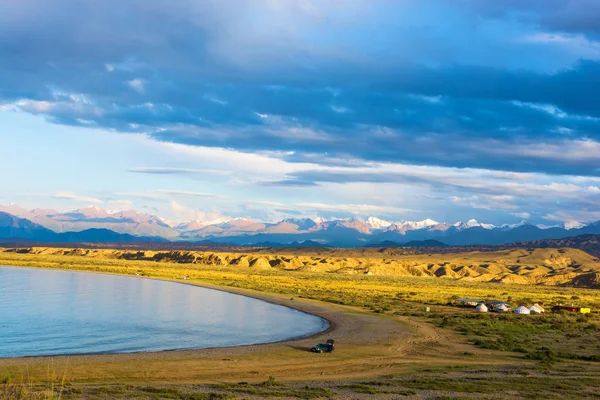 En la orilla del lago Issyk-Kul, Kirguistán. — Foto de Stock