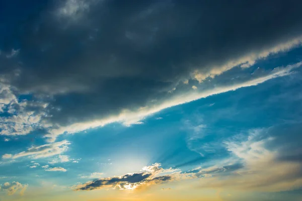 Небо с красивыми облаками . — стоковое фото