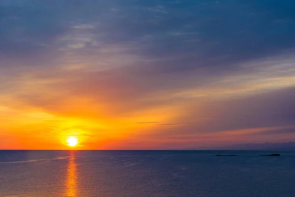 吉尔吉斯斯坦伊赛克-库尔湖上美丽的日出. — 图库照片