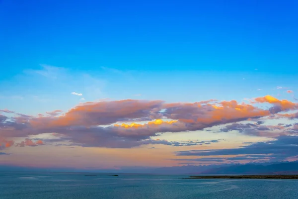 Der Himmel mit schönen Wolken. — Stockfoto