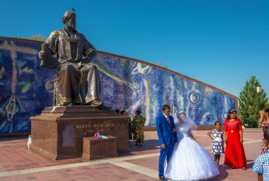 Semerkand, Özbekistan'a 19 Ağustos 2016 tarafından Ulugbek Anıtı, yeni evliler. 