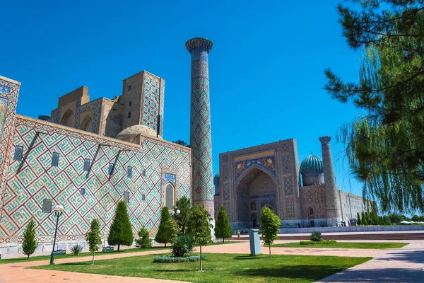 Registan torget mest berömda torget i staden av Samarkand, Uzbekistan. — Stockfoto