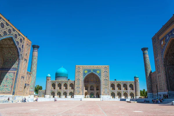 Registan torget mest berömda torget i staden av Samarkand, Uzbekistan. — Stockfoto