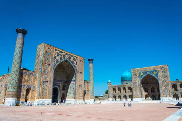 Registan torget mest berömda torget i staden av Samarkand, Uzbekistan. — Stockfoto