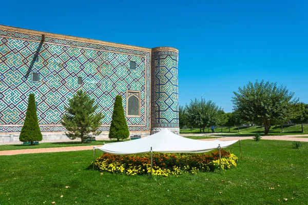 Heldere bloemperken beschut tegen de verzengende zon, Samarkand, U — Stockfoto