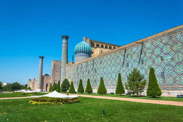 Ljusa blomrabatter skyddad från den brännande solen, Samarkand, U — Stockfoto