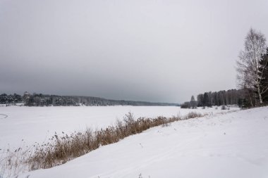 Büyük bir nehir üzerinde güzel kış manzara. 