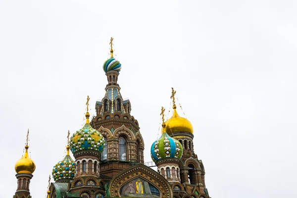 Koepels van de kerk op het bloed spilled in St. Petersburg, Rusland. — Stockfoto