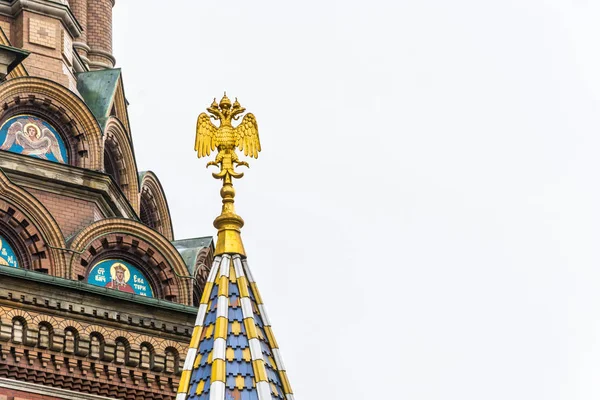 Dubbelkoppige adelaar op de toren van de kerk van de Verlosser op — Stockfoto