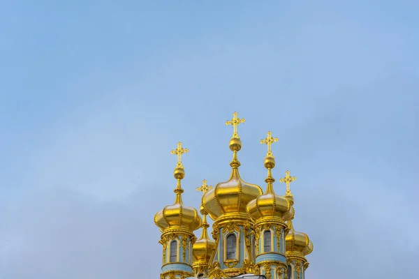 Goldene Kuppeln des Katharinenpalastes in Puschkin, St. Peterburg, rus — Stockfoto