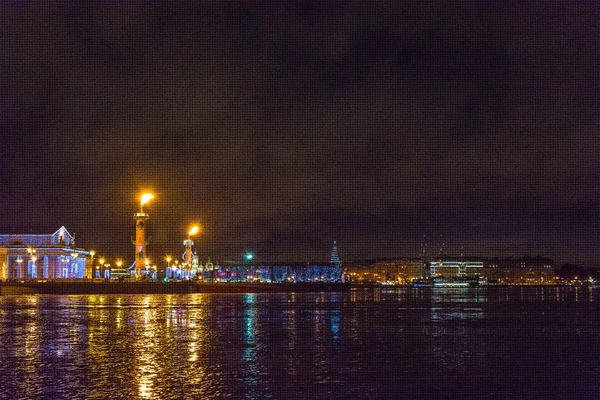 Widok na kolumny Rostral na Mierzei wyspy Vasilyevsky, S — Zdjęcie stockowe