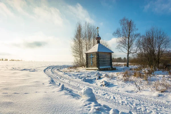 Trä kapell av den heliga källan till Tikhvin ikonen av Moth — Stockfoto