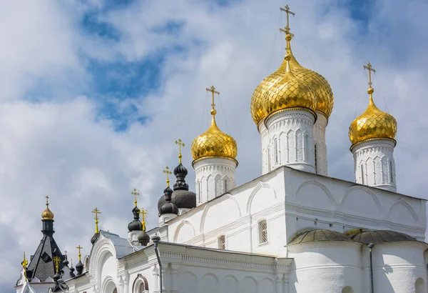 Las cúpulas doradas del monasterio blanco de Epifanía de San Anastasi —  Fotos de Stock